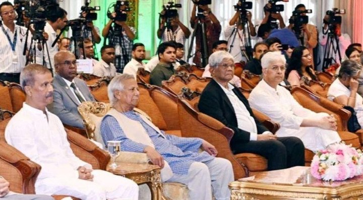 প্রধান উপদেষ্টা ড. মুহাম্মদ ইউনূসের নেতৃত্বাধীন একটি অনুষ্টানে কয়েকজন উপদেষ্টা।